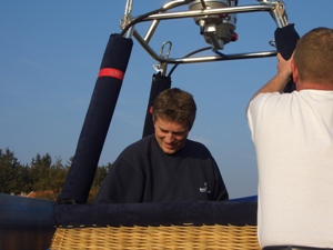 Ballonaufruesten-Ballonkorb-Kaiserbier-Zizala-Oetscherland